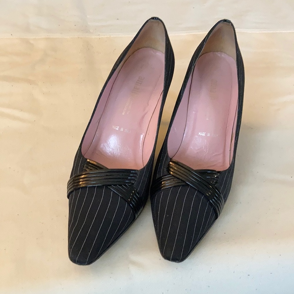 Classic high heel in black/white menswear inspired pinstripe